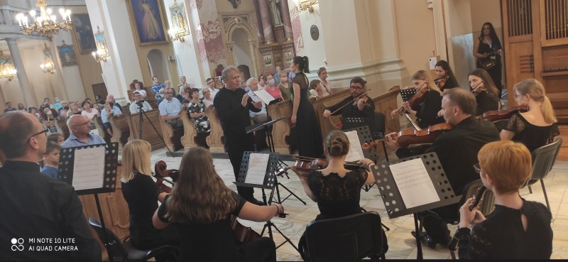 Koncert  chóru i orkiestry pod kierownictwem Grzegorza Bogdana